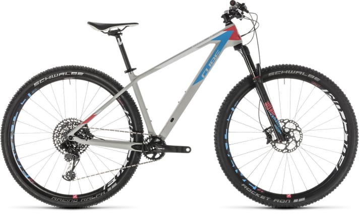   Cube Access WS C:62 SL: Das Carbon-Hardtail ist im Vergleich zum Vorjahr um 300 Euro teurer geworden, was sich allerdings in einer besseren Ausstattung niederschlägt. Nun bekommt man eine 1x12 GX Eagle mit Carbon-Kurbel, einen Fulcrum-Laufradsatz und eine Rock Shox Reba. Ein neuer Damen-Sattel und dünne Schraubgriffe runden das Paket ab. Preis: 2300 Euro, Gewicht: 10,1 kg >> z.B. <a href="https://luna.r.lafamo.com/ts/i5533923/tsc?amc=con.blbn.497955.507800.14129791&smc=BIKE&rmd=3&trg=https%3A%2F%2Fwww.fahrrad-xxl.de%2Fcube-access-ws-c-62-sl-p00058194m002" target="_blank" rel="noopener noreferrer nofollow">bei Fahrrad XXL aktuell für 2349 Euro</a> *.
