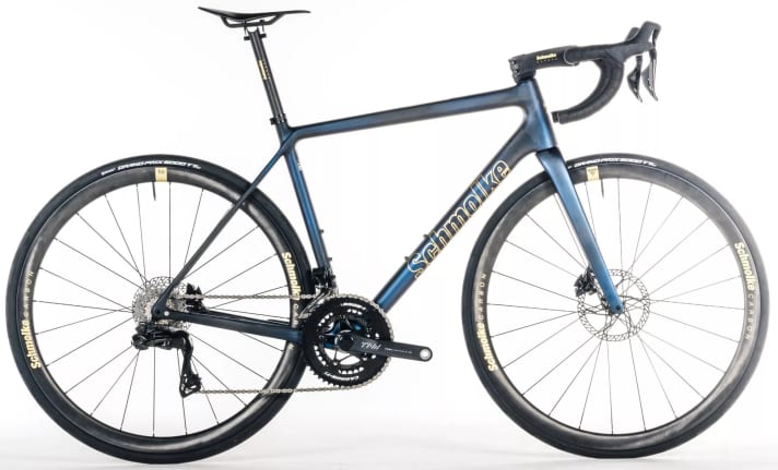 The top spot for the most exclusive and also lightest road bike goes to the 16500 euro Leggerissima TLO from carbon specialist Schmolke. It is also the most comfortable road bike of 2024.