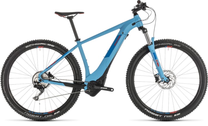 Cube Reaction Hybrid EXC 500: Der unten aus dem Unterrohr herausnehmbare Powertube-Akku wird in den E-MTBs von Cube doppelt gesichert. Einmal über das Schloss und zudem über eine Rädelschraube. So kann die Batterie auch bei Fehlbedienung nicht ins Vorderrad fallen. Das Reaction Hybrid EXC für 2500 Euro kommt mit 2,6 Zoll breiten Nobby Nic-Pneus und SR Suntour 34 Coil-Gabel. Gewicht: 23,9 kg.