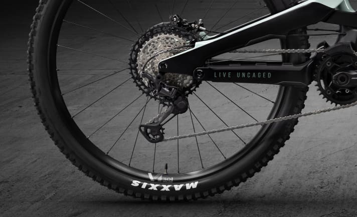   Beide Modelle kommen mit Kettenführung, griffigen 2,4 Zoll breiten Maxxis Minion DHR II Reifen und dicken Sram Code Vierkolben-Bremsen.