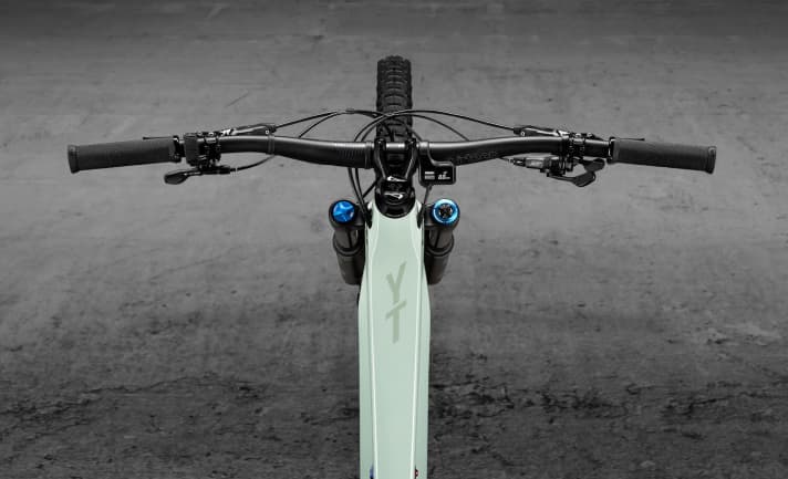   YT has fitted a cockpit with a 50 mm stem and 780 mm handlebars to both models.