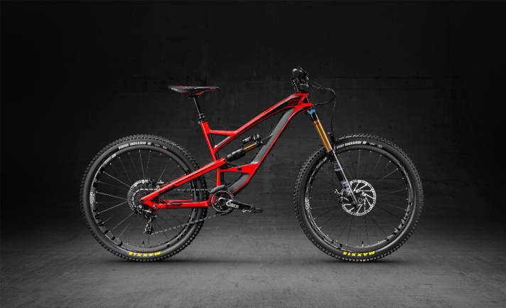   Made for the enduro race tracks of this world: the top model of the Capra CF.