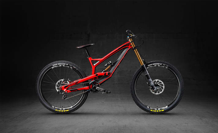   Premium big bike for bike park jumps and downhill slopes: the YT Tues CF Pro.
