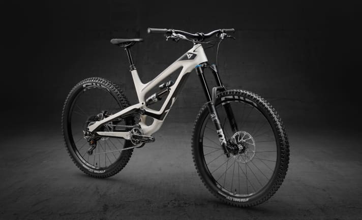   The second most expensive model in the line-up (CF Pro) also comes with a carbon frame and costs 4299 euros.