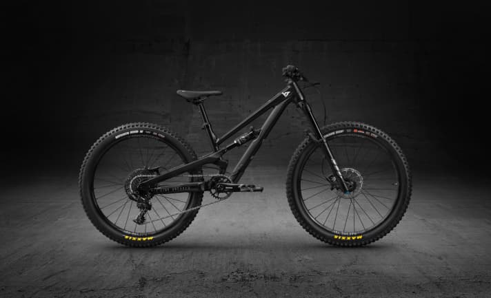 According to the manufacturer, the YT Jeffsy Primus 24 with 130 mm fork weighs 12.6 kilos without pedals and costs 1899 euros.