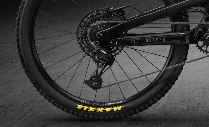 On the 26-inch bike, the Sram SX serves up a 12-speed menu with 10 to 50 teeth. The cheapest Sram 12-speed drivetrain is not available to buy individually, it is reserved for bike manufacturers as an OEM part.