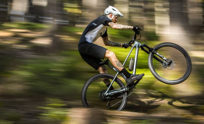   Even with only 130 millimetres of suspension travel, the Izzo cuts a fine figure downhill.