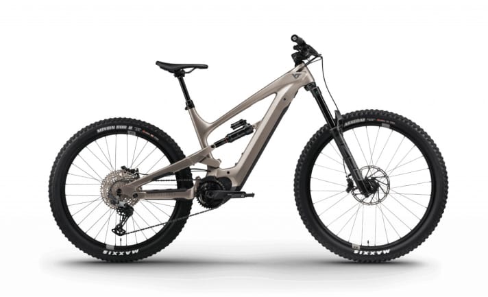 The YT Decoy Core 2 costs 5799 euros and, with 170/165 millimetres of travel, is aimed at downhill-oriented bikers. The size S is relatively small.