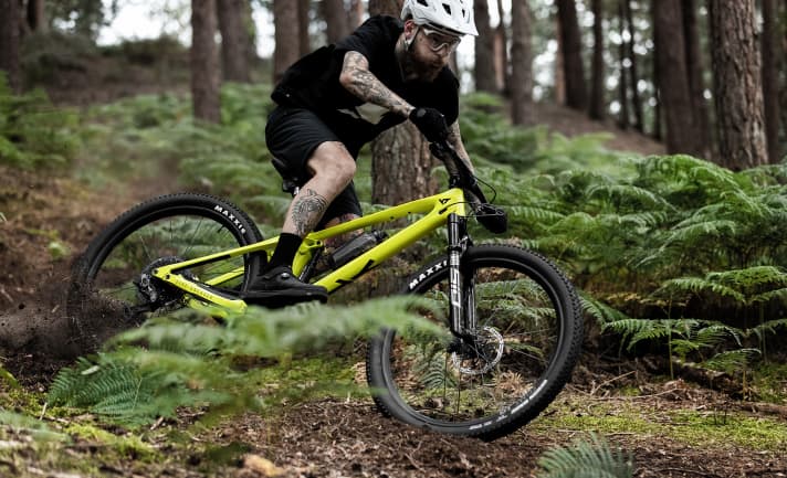  Mit der neuen Down-Country-Version des Trailbikes Izzo will YT Industries sportliche Biker aus der Race- und Marathon-Fraktion ansprechen.
