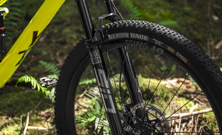   The head tube of the sporty Izzo model houses a Rockshox SID Ultimate fork with Charger Race Day cartridge and 120 millimetres of travel.