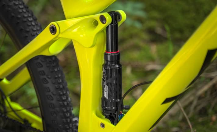   Der Rockshox SIDLux Ultimate-Dämpfer besitzt 50 Millimeter Hub und stellt am Izzo-Hinterbau 120 Millimeter Federweg zur Verfügung. Mit dem Flipchip an der oberen Dämpferaufnahme lässt sich die Geometrie minimal verändern.
