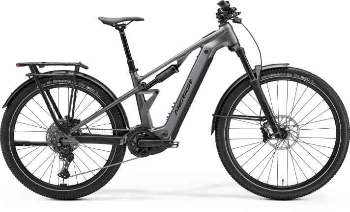 Das Merida ETMO 500 EQ kommt für 4299 Euro mit Alltagsausstattung.