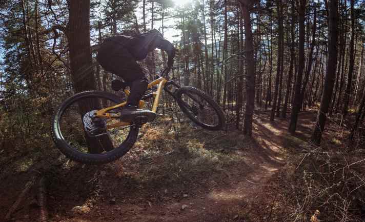 Auch mit dem günstigsten Bike Jeffsy Core 1 für 2799 Euro soll man es schon richtig krachen lassen können.