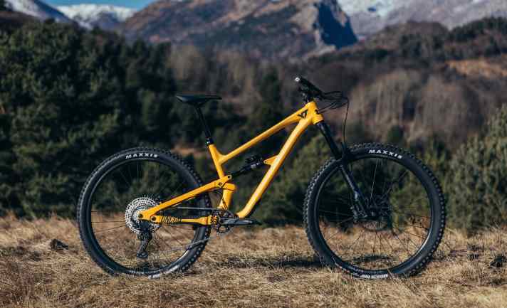 With Marzocchi suspension and Deore 12-speed and DB8 brakes, the Core 1 should also offer solid trail performance for 2799 euros. However, at 16.5 kilos, the bike is quite heavy.