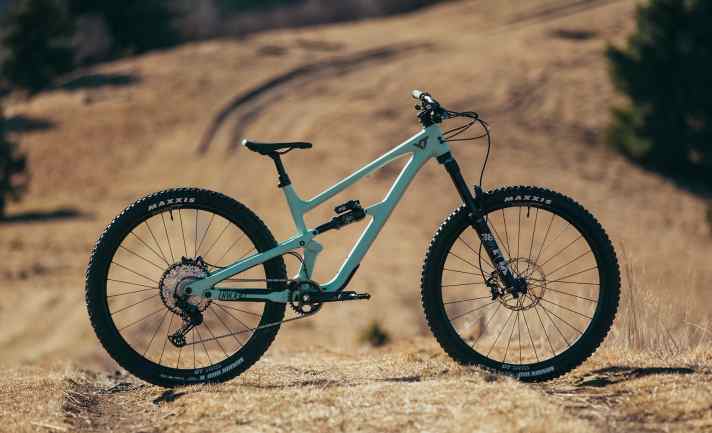 Das Core 2 ist auch in Alu schon deutlich leichter, die Ausstattung mit Fox-Fahrwerk und Dominion-Bremse etwas wertiger als beim Core 1. Preis: 3499 Euro. Carbon kostet 500 Euro mehr.