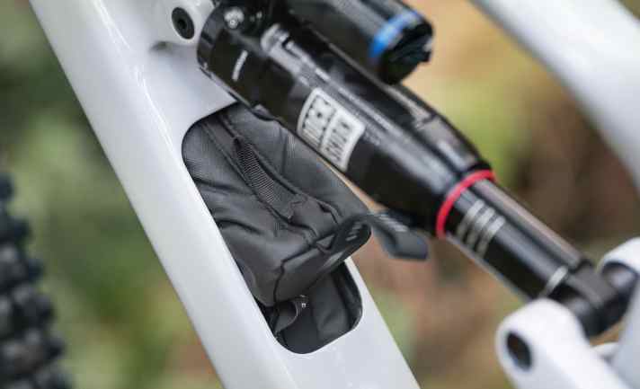 Seit dem 2024er Modell hat das YT Jeffsy auch ein kleines Staufach im Unterrohr.