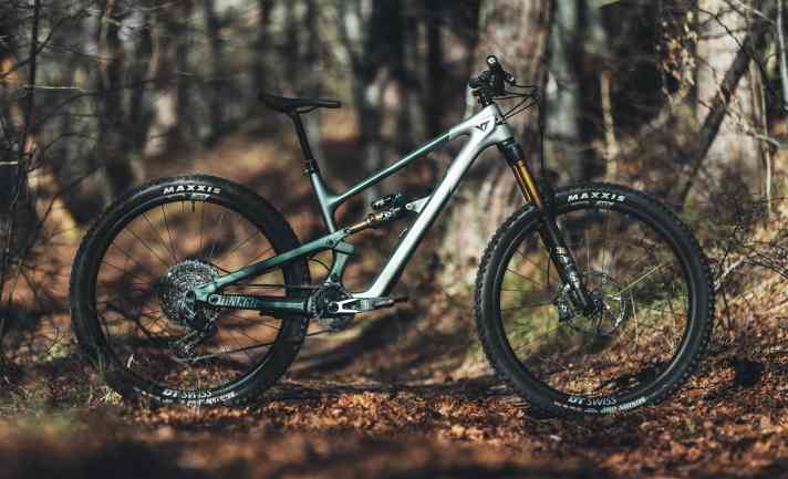 The top model Jeffsy Core 4 with carbon wheels and Fox Factory suspension costs 5999 euros.
