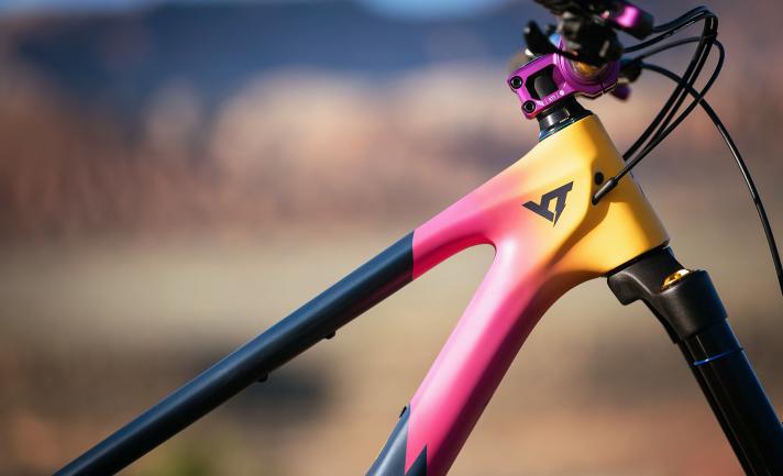 Reminiscent of the 80s: the brightly coloured 29-inch frame made of lightweight ultra-modulus carbon fibre.
