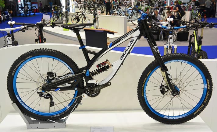   Besonders schick anzusehen: das Downhill-Geschoss Bulls Wild Core mit Manitou-Dorado/Revox-Fahrwerk und blau eloxierten Spank-Felgen – 200 mm Federweg und innovative Federungstechnologie.