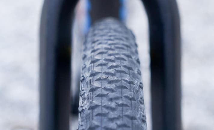   At just 345 grams, the Maxxis Maxxlite tyres are almost unbeatable in terms of weight and rolling resistance. Kai combines them with the 43 gram Tubolito inner tubes.