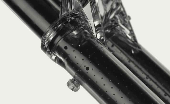 RockShox has also provided the stanchions of the new Boxxer with small holes. These serve as breathing holes and increase the air volume of the dip tubes when the fork dips into the suspension travel. The result: a lower breakaway torque and more sensitivity over the entire spring travel.