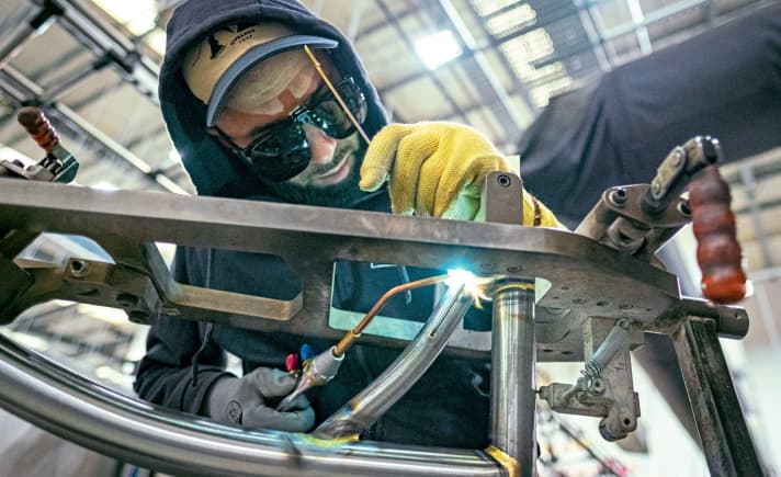 80 Löter arbeiten bei Brompton im Rahmenbau.