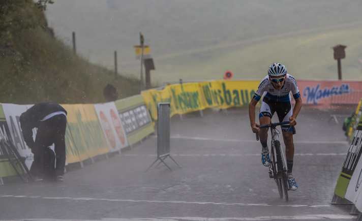 Dürfte auf besseres Wetter hoffen: Lennard Kämna beim Prolog-Zeitfahren aufs Kitzbüheler Horn, als er bei der Auflage 2016 in einen Wolkenbruch geriet