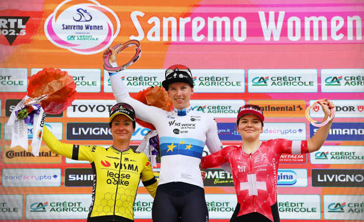 Lorena Wiebes gewinnt Mailand-San Remo der Frauen 2025 vor Marianne Vos (links) und Noemi Rüegg (rechts)
