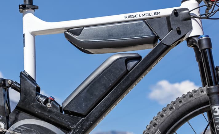   Riese & Müller Delite Mountain: An alles gedacht: Aufnahmen für zwei Flaschenhalter sind hinter dem Steuerrohr auf beiden Seiten des Rahmens angebracht.