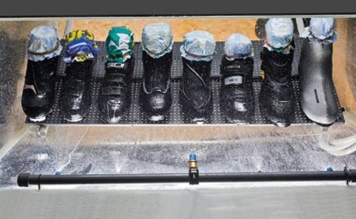   Die Winterschuhe im Beregnungstest: Er simuliert eine 2,5-stündige Tour bei Dauerregen.