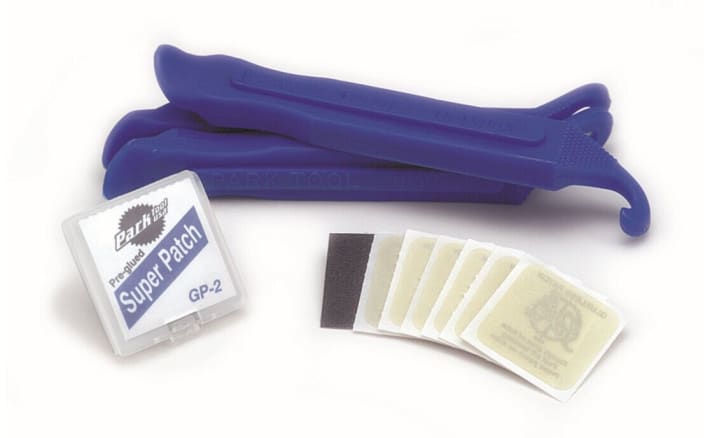   If the spare inner tube has already been used up on a long tour, the only thing that helps is a patch. <a href="https://www.awin1.com/cread.php?awinmid=11768&awinaffid=471469&clickref=B+Park+Tool+Flickzeug&ued=https%3A%2F%2Fwww.rosebikes.de%2Fpark-tool-kit-flicken-und-reifenheber-852432" target="_blank" rel="noopener noreferrer nofollow">The Park Tool puncture repair kit is available from Rosebikes for 4 euros instead of 7 euros</a> *.