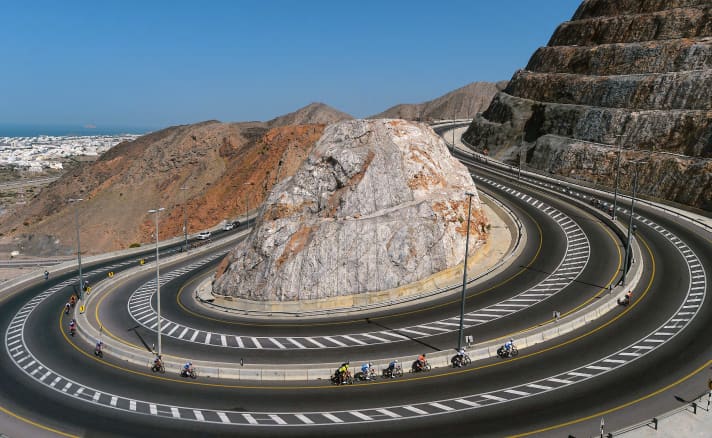What are they doing there? Cycling from the retort always produces strange, unusual images, here during the 4th stage of the Tour of Oman 2022