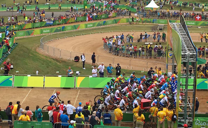   Der ganze Haufen und einer steht drei Meter weiter hinten: Peter Sagan musste ganz hinten starten, weil er in der MTB-Weltrangliste nur auf Platz 900 liegt.