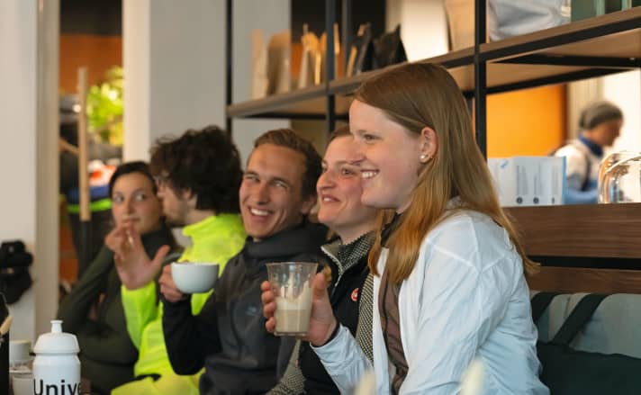 Am Ende treffen sich alle, die noch Zeit haben, im Cafe 9 - zu frischem Kaffee und süßen Teilchen