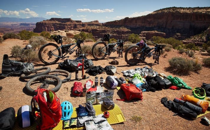   Quite a haul: With additional water tanks on the Kross Plus hardtails, Lukasz and Piotr set off on the White Rim Trail.