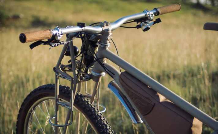 Hub dynamo, luggage mounts and a self-built suspension fork made from steel tubes: The Auguste Causse Toujours is equipped for long tours.