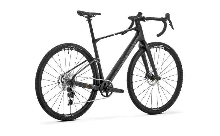 Le Mondraker Arid Carbon R, qui coûte 4699 euros, pèse déjà moins de neuf kilos en taille de cadre M.