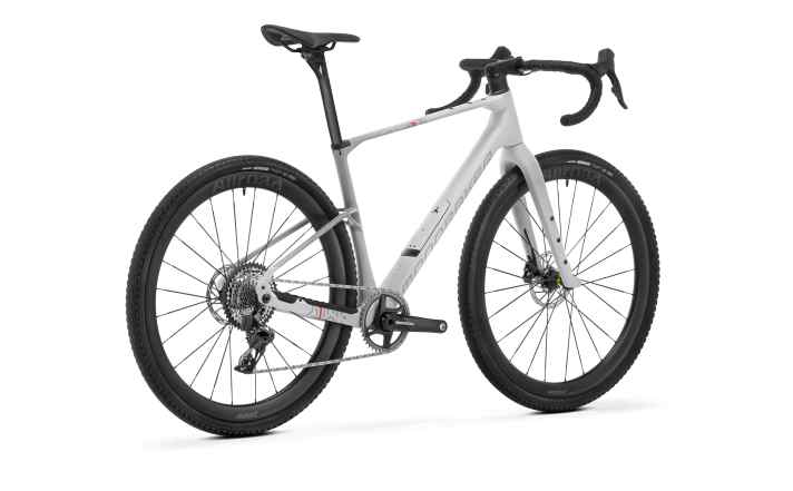 Le Mondraker Arid Carbon RR à 6499 euros a déjà pu être testé par Bike.
