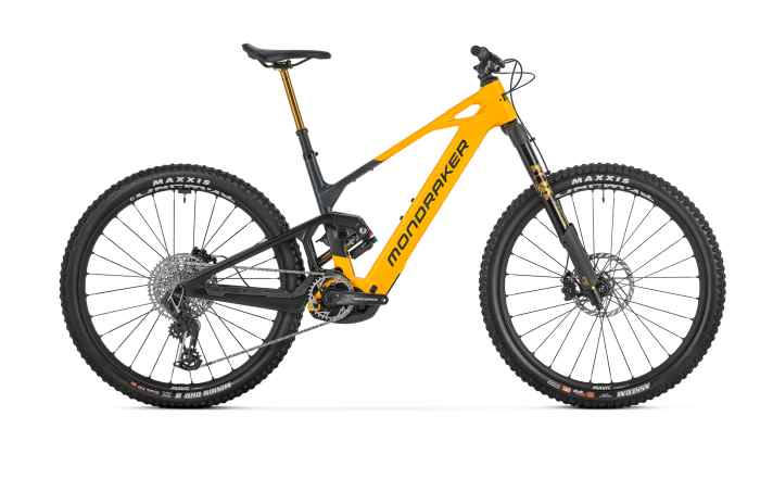 The entry into the full carbon world of the Mondraker Crafty succeeds with the Crafty RR S for 9999 euros >> <a href="https://rntefu.fitstore24.com/ts/i5034112/tsc?typ=r&amc=con.blbn.497955.507800.14447882&smc=BIKE&rmd=3&trg=https%3A%2F%2Fwww.fitstore24.com%2Fde%2Fmondraker-crafty-carbon-rr-s-black-2025-rh-l" target="_blank" rel="noopener noreferrer nofollow">available here</a>* - already with the super-expensive Fox Podium.