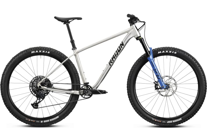 Bei unserem Test-Bike auf den Bildern oben handelt es sich um ein Auslaufmodell. Der Nachfolger hier besitzt den gleichen Rahmen und ist nahezu identisch ausgestattet.