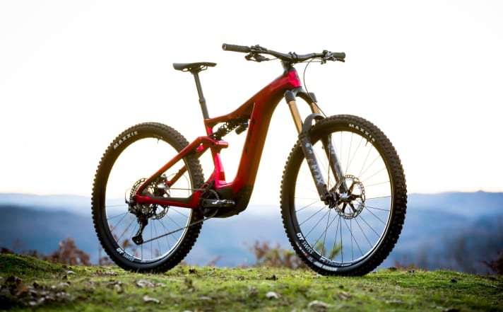   In 2022, the head tube area should be 80 per cent stiffer than that of its predecessor. The Fox 38 and steel spring shocks on the Enduro model clearly point to downhill riding.