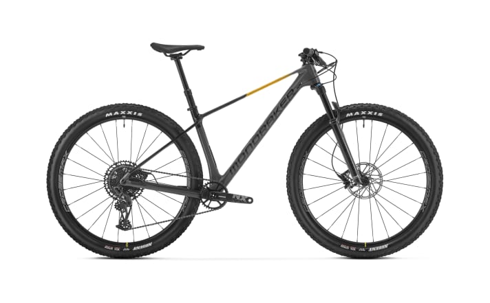 At 2799 euros, the Mondraker Chrono Carbon DC R with Sram NX Eagle drivetrain is in the mid-range price bracket.