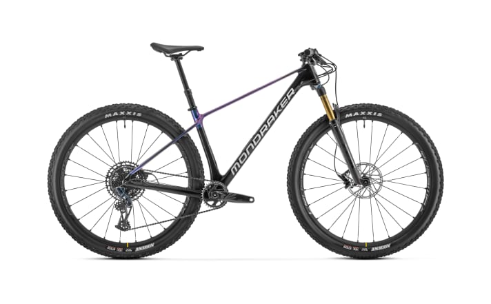 The Mondraker Chrono Carbon DC RR for 3499 euros is the top model in the range of Spanish downcountry hardtails.