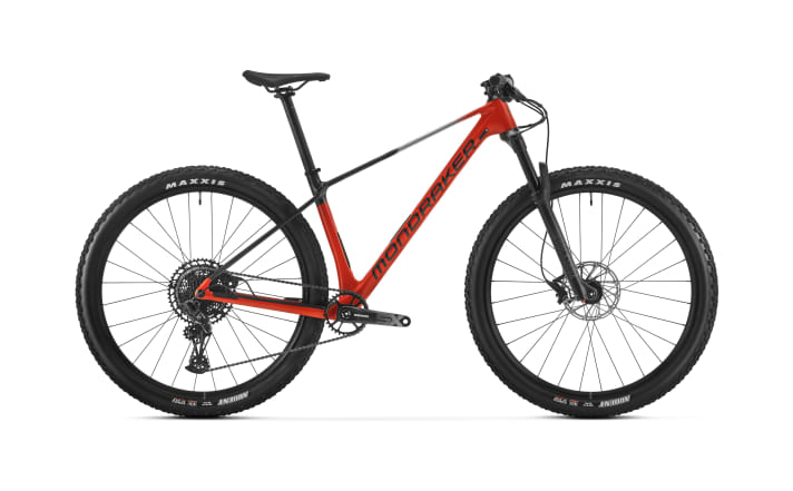 Mondraker's entry into the world of downcountry bikes with carbon frames is the 2199 euro Chrono Carbon DC.