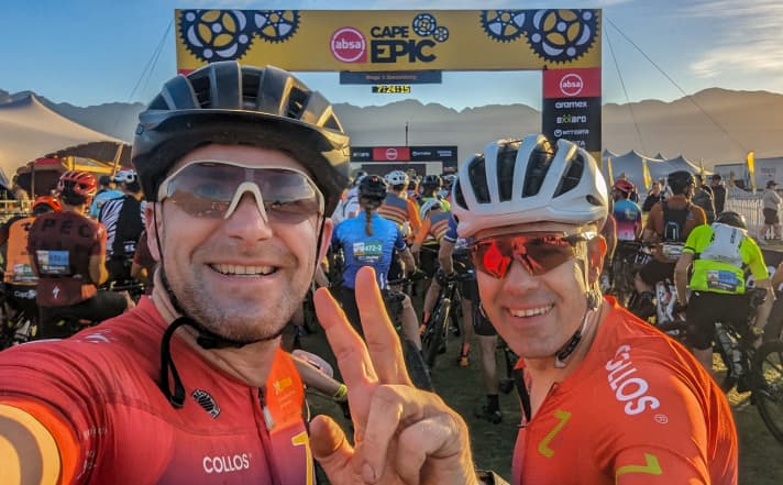 7:24 Uhr: Laune - gut. Wetter - passt. Markus und Udo sind am Start von Stage 1 der Cape Epic.