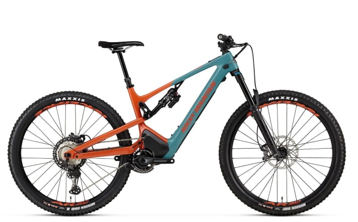 Its little brother: the Rocky Mountain Instinct Powerplay. With 150/140-millimetre travel, this bike has more of a trail-oriented character. It was named EMTB’s top pick in EMTB 4/23.