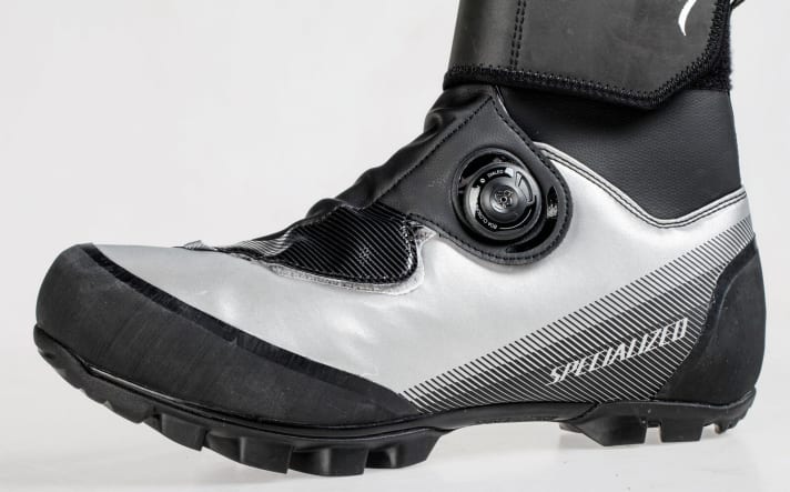 Specialized protzt mit riesigen Reflexflächen, büßt in der Praxis aber an Glanz ein.