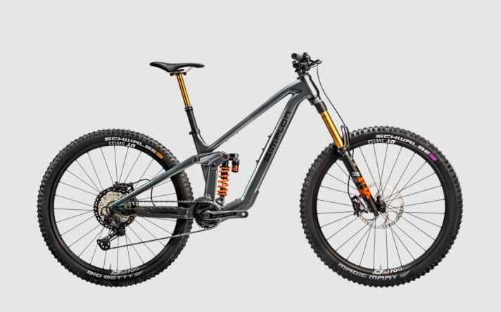 Look closely: Yes, there really is a motor hidden in the narrow down tube, and a very quiet one at that. No minimal-assist bike creates such an organic bike look as the Simplon Rapcon :eTQ.