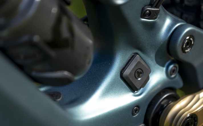 YT entschied sich für den deutschen Motor Fazua Ride 60. Vorteile: angenehm leise, kompakt, durchzugstark (60 Nm). Der integrierte Akku leistet 430 Wh. Praktisch: für Extra-Schutz montierte YT eine Skidplate unter den Motor nach MX-Vorbild.