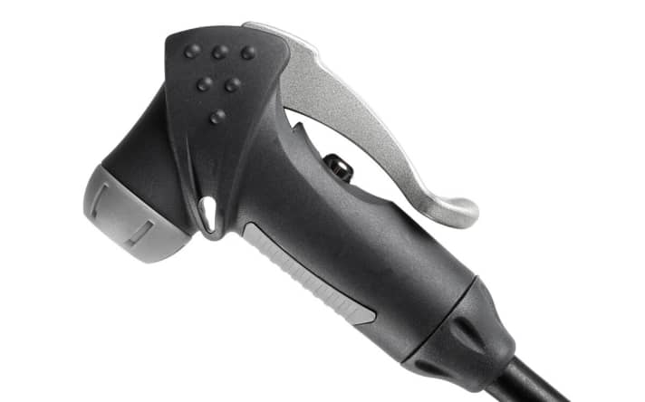   Ventilkopf: Klemmsysteme erlauben bei Standpumpen einen schnellen Ventilwechsel. Die Dichtungen verschleißen jedoch oft schneller als bei Schraubsystemen. Die sitzen durch das Gewinde sehr sicher, müssen aber bei unterschiedlichen Ventilen umgeschraubt werden.